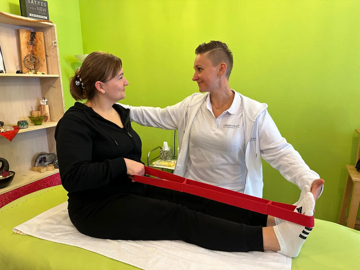 Anna Le-iß hilft einer Patientin bei Engpass-Dehnungen