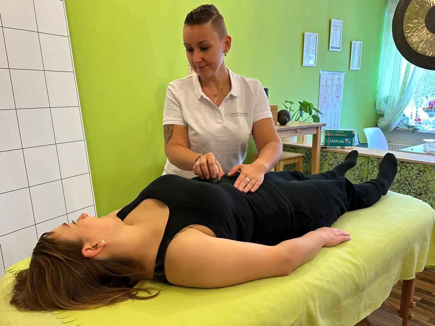 Anna Leiß, tut Osteopressur